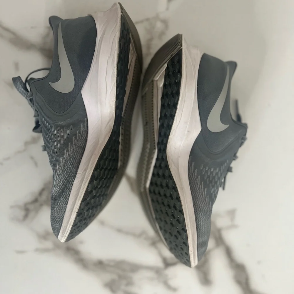 Women’s Nike running sneakers Nike Air Zoom women’s size 8 in cool gray
